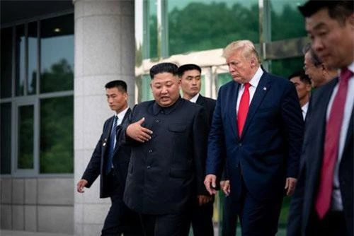Tổng thống Trump và nhà lãnh đạo Kim Jong-un gặp nhau tại khu phi quân sự liên Triều (Ảnh: New York Times)