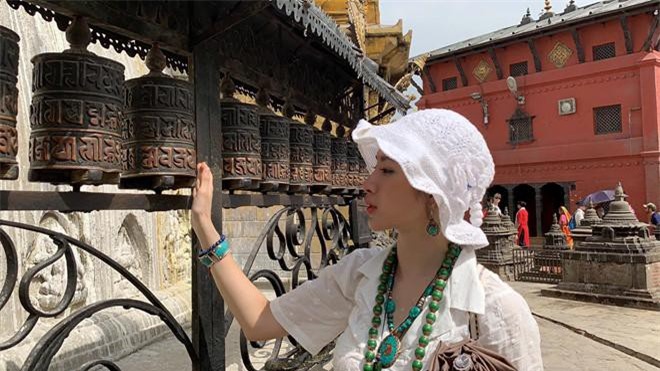 Angela Phương Trinh rời xa showbiz, tham gia khóa tu