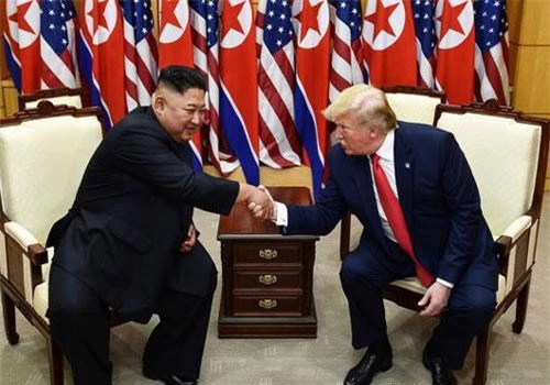 Tổng thống Trump và nhà lãnh đạo Kim Jong-un bắt tay trong cuộc gặp tại khu phi quân sự ngày 30/6. (Ảnh: AFP)