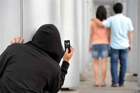 Thuê thám tử theo dõi chồng: Cân nhắc thiệt hơn, cẩn thận "tiền mất tật mang"!