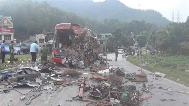 Hiện trường vụ tai nạn thảm khốc giữa xe khách và xe tải làm 3 người chết, 38 người bị thương trên quốc lộ 6, đoạn qua huyện Mai Châu, Hòa Bình ngày 17/6.
