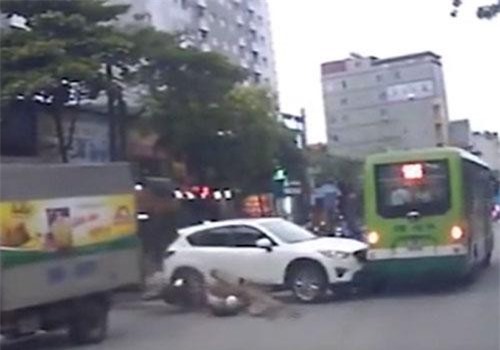 CLIP: Hãi hùng cảnh xe CX5 hóa 'xe điên', tông cả loạt xe máy khi băng qua đường ở Hà Nội