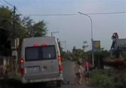 CLIP: Ba em nhỏ chở nhau bằng xe đạp suýt mất mạng vì ngã vào ngay đầu ôtô