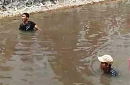 Nam Định: Đạp xe qua cầu, 2 học sinh ngã xuống sông tử vong