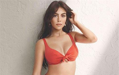 Bạn gái của Cristiano Ronaldo khoe ngực căng tròn