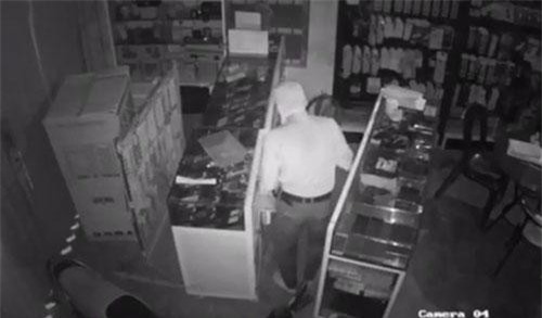CLIP: Tên trộm đột nhập vửa hàng, 'cuỗm' 80 chiếc điện thoại tại Quảng Nam