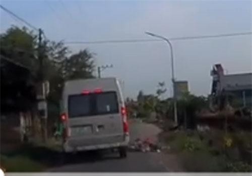 Hoảng hồn nhìn cảnh ba em nhỏ đi xe đạp ngã trước đầu ôtô