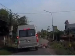 Hoảng hồn nhìn cảnh ba em nhỏ đi xe đạp ngã trước đầu ôtô