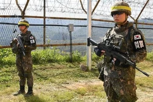 Biên phòng Triều Tiên canh gác trong thời gian tiến hành tháo dỡ thảm mìn ở biên giới với Triều Tiên, theo đúng thỏa thuận quân sự liên Triều được ký tháng 9/2018. (Ảnh: Reuters)