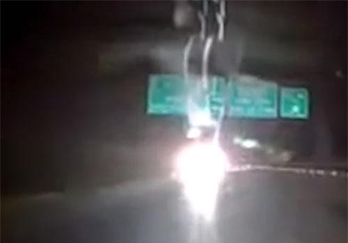 CLIP: Tài xế ôtô vô tư bật đèn pha, đi ngược chiều trên cao tốc