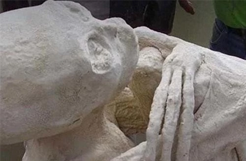 Xác ướp với hộp sọ kéo dài, tay chân đều có ba ngón làm dấy lên suy đoán đây có thể là thi thể của người ngoài hành tinh. Ảnh: Daily Mail Xác ướp với hộp sọ kéo dài, tay chân đều có ba ngón làm dấy lên suy đoán đây có thể là thi thể của người ngoài hành tinh. Ảnh: Daily Mail