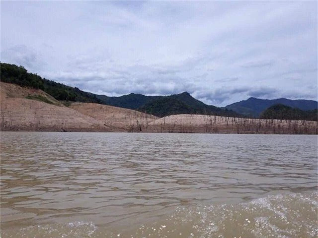 Hồ thủy điện lớn bậc nhất Bắc Miền Trung cạn trơ đáy, hoang tàn như vùng đất chết - 11
