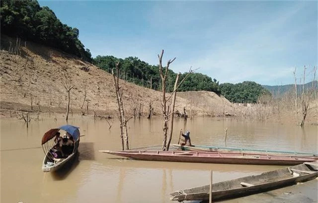 Hồ thủy điện lớn bậc nhất Bắc Miền Trung cạn trơ đáy, hoang tàn như vùng đất chết - 14