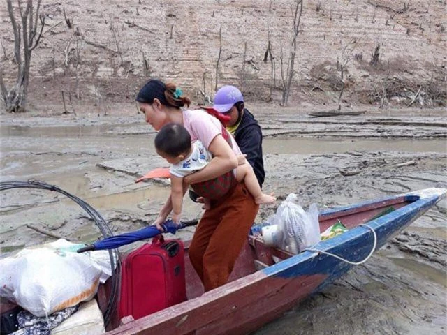 Hồ thủy điện lớn bậc nhất Bắc Miền Trung cạn trơ đáy, hoang tàn như vùng đất chết - 6