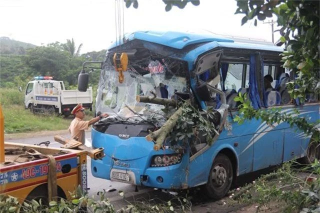 Xe khách tông xe máy rồi lật nghiêng, người dân đập cửa kính cứu hành khách - 2