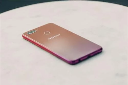 Oppo F9 xuất hiện trong MV “Hãy trao cho anh”. Ảnh chụp màn hình. Nguồn: Sơn Tùng M-TP Official.