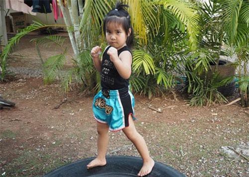 CLIP: Nữ võ sĩ nhí Muay Thái khiến nhiều đối thủ nam khiếp sợ