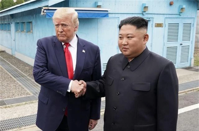 Tổng thống Trump tiếp tục khen ngợi ông Kim Jong-un sau cuộc gặp lịch sử - 1