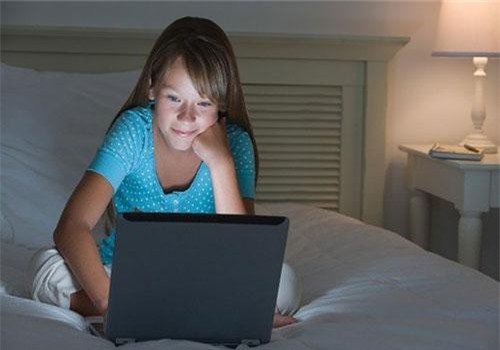 Mẹ choáng váng khi con gái 13 tuổi giỏi giang, ngoan ngoãn lén xem phim nóng và cách hành xử bất ngờ sau đó