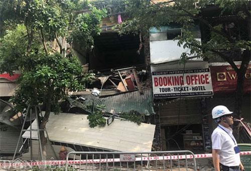 CLIP: Hiện trường sập nhà 2 tầng ở phố cổ Hà Nội