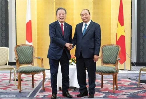 Thủ tướng Nguyễn Xuân Phúc và Chủ tịch kiêm Tổng Giám đốc Tập đoàn Maruhan Han Chang-woo. (Ảnh: VGP)