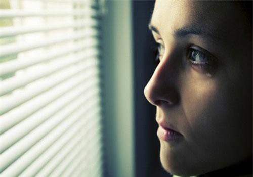 Mẹ vợ mất, chồng tôi đến chịu tang nhưng lại có hành động kỳ quái khiến bố tôi tức giận đến mức dùng chổi đuổi đánh khỏi nhà