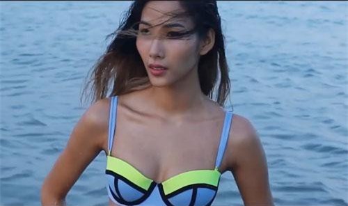 CLIP: Hoàng Thùy khoe dáng gợi cảm với bikini