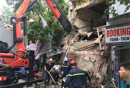 Hà Nội: Sập nhà trên phố Hàng Bông