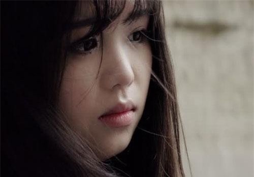 Khi tôi đang nấu ăn, không ngờ bạn của chồng bước vào và ôm chặt lấy tôi từ phía sau