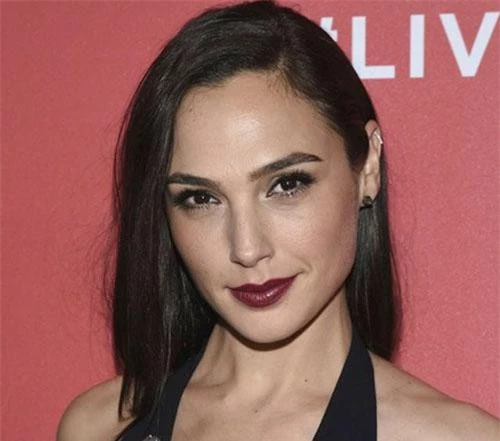 Gal Gadot sinh năm 1985 tại Rosh Ha’ayin, Israel. Khi mới 18 tuổi, Gal Gadot đã xuất sắc đăng quang ngôi vị Hoa hậu Israel và từng có nhiều năm phục vụ trong lực lượng quân đội nước nhà. Cũng nhờ đó mà về sau, Gal Gadot đã mang tới một nét đẹp mạnh mẽ cùng sắc vóc rạng ngời cho vai diễn Wonder Woman, bệ phóng giúp cho tên tuổi của người đẹp Israel vụt sáng trên bầu trời Hollywood.