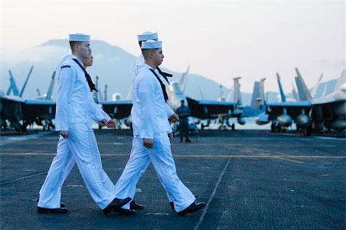 Thủy thủ gốc Việt và cuộc sống trên siêu tàu sân bay Mỹ