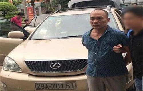 Phạm Văn Khoa cùng xe sang Lexus bị lực lượng chức năng tạm giữ để điều tra về nghi vấn trộm cắp tài sản (Ảnh: CTV).