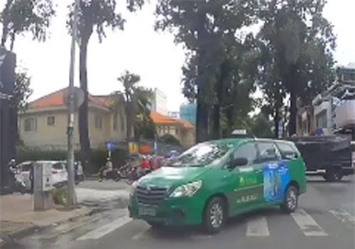 CLIP: Đừng chỉ biết đổ lỗi tắc đường cho xe máy, hãy xem ôtô đi như thế nào