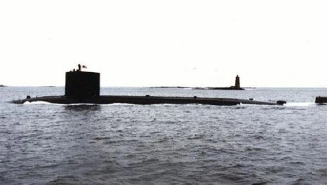 Loạt ảnh UFO do tàu ngầm Mỹ chụp - tàu USS Trepang (SSN 674) - được chụp hồi tháng 3/1971 nhận được sự quan tâm lớn của dư luận và giới truyền thông. Khi đó, tàu ngầm này do Đô đốc Dean Reynolds Sackett chỉ huy thực hiện hành trình từ Iceland đến đảo Mayen thuộc Na Uy vì nhiệm vụ quân sự và thí nghiệm khoa học.