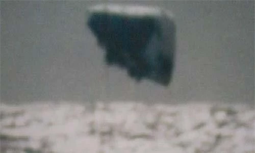 Vật thể hình tam giác bí ẩn dường như vút lên từ mặt biển được chụp từ tàu ngầm USS Trepang.