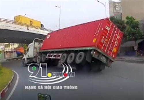 CLIP: Tranh thủ đường vắng, tài xế container vào cua tốc độ cao khiến xe lật nhào