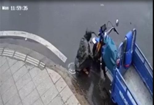 CLIP: Trộm mặc áo mưa, bẻ khóa "cuỗm" xe ba gác nhanh như chớp