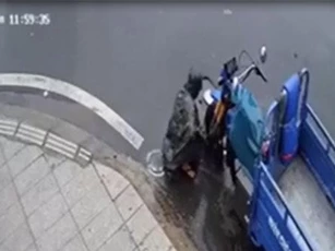 CLIP: Trộm mặc áo mưa, bẻ khóa "cuỗm" xe ba gác nhanh như chớp