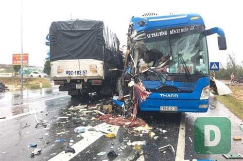 Quảng Bình: Xe tải va chạm xe container rồi đâm trực diện xe khách, 10 người bị thương