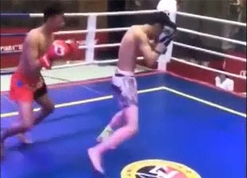 CLIP: Trận đấu võ "hoa mắt chóng mặt" nhất mọi thời đại