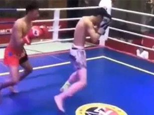 CLIP: Trận đấu võ "hoa mắt chóng mặt" nhất mọi thời đại