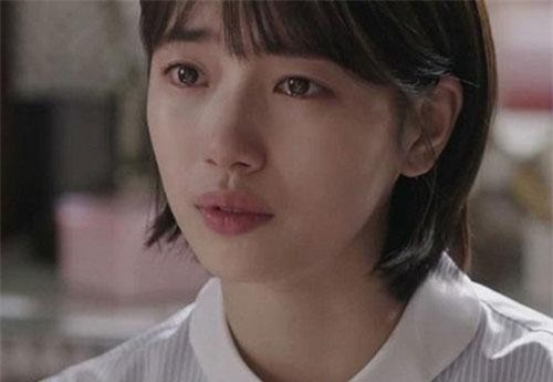 Vô tình nhìn thấy mẹ chồng vừa xem tấm ảnh đứa bé giống hệt chồng vừa khóc, vợ theo dõi chồng rồi ngã ngửa vì sự thật khó tin