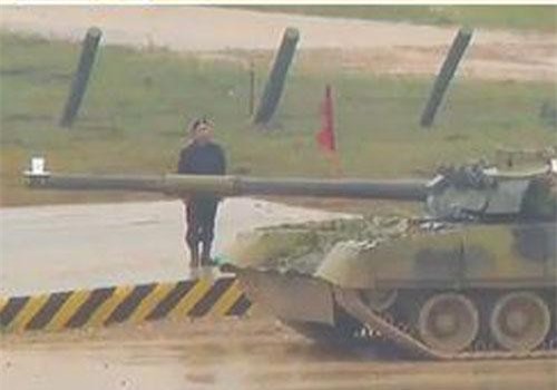 CLIP: Cận cảnh xe tăng T-80 Nga bổ táo, vẽ tranh chuẩn xác