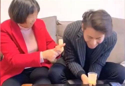 CLIP: Bà mẹ hả hê khi "trả thù" được cậu con trai lầy lội