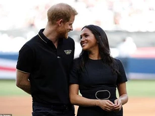 Khoảnh khắc Meghan Markle mặt biến sắc, xấu hổ khi bị chồng cố tình phớt lờ khiến người dùng mạng hả hê