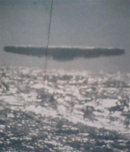 Tàu ngầm USS Trepang đã chụp được những hình ảnh vật thể lạ (UFO) bay trên biển.