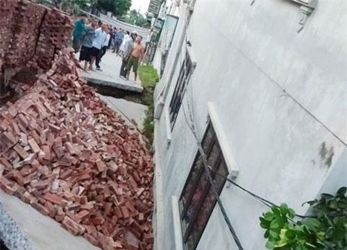Hà Nội: Nhà 2 tầng bị “hố tử thần” nuốt chửng