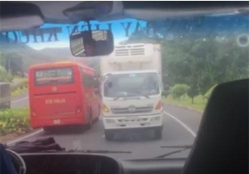 CLIP: Xe tải ngang nhiên đi ngược chiều trên Quốc lộ 20