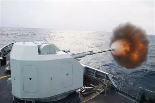 Cận cảnh hộ vệ hạm đông đảo nhất của Trung Quốc khai hoả rực lửa