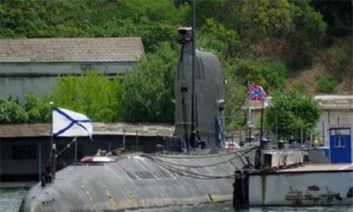 Tàu ngầm Zaporozhye cắm cờ Nga.